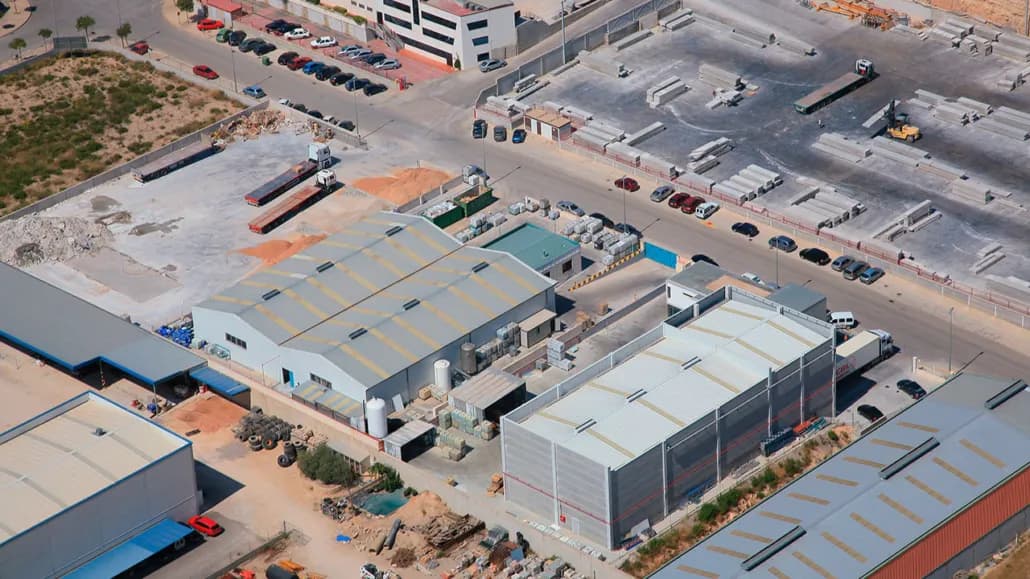 Construcción de nave industrial en el Polígono Industrial Chiva de 2.000m2 para M.P.L S.L para la fabricación y distribución de productos de limpieza.