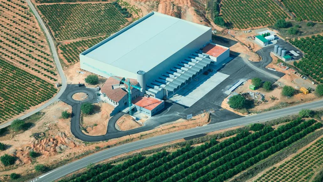 Construcción de nave industrial en el Polígono Industrial Chiva de 6.700m2 para Bodegas Domecq S.A para la fermentación de la uva y embotellado del vino