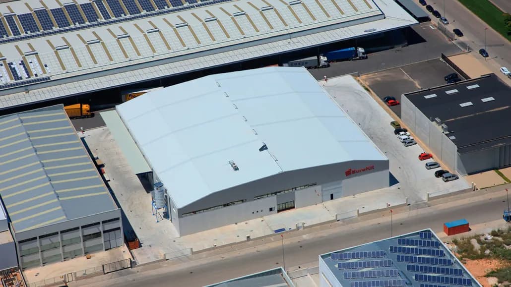 Construcción de nave industrial en el Polígono Industrial Almussafes de 8.000m2 para Kit Cocinas S.A para la fabricación de muebles de cocina.