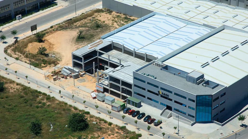 Construcción de nave industrial en el Polígono Industrial Táctica (Paterna) de 3.500m2 para La Oca S.L para la fabricación de muebles.