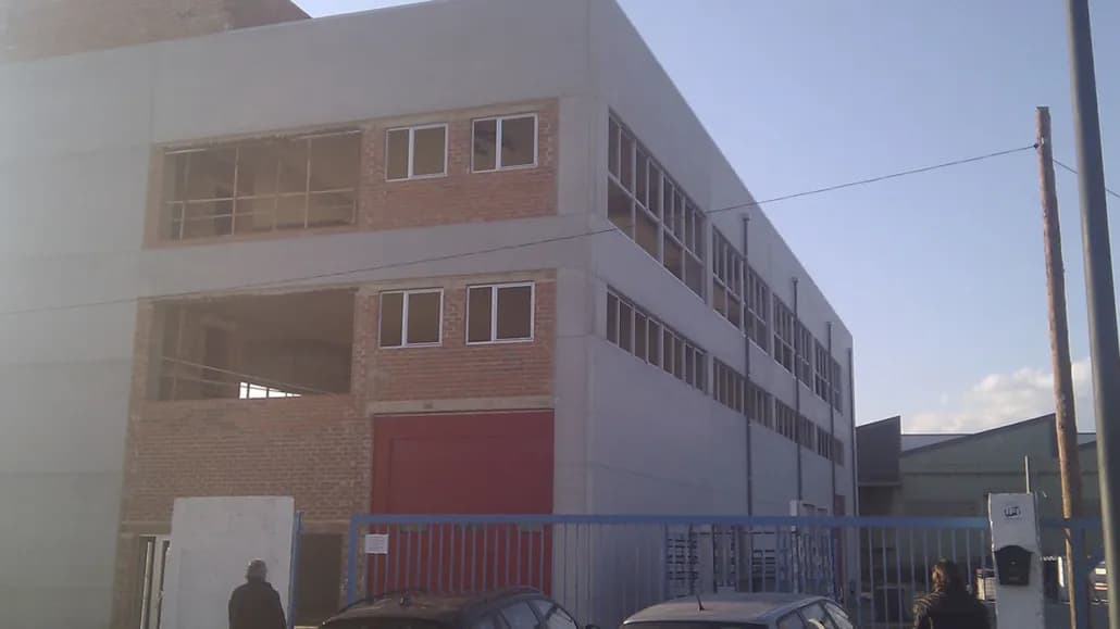 Construcción de nave industrial en el Polígono Industrial Polígono Industrial de Paterna 2.700m2 para Guipons S.L para la fabricación y venta de extintores.
