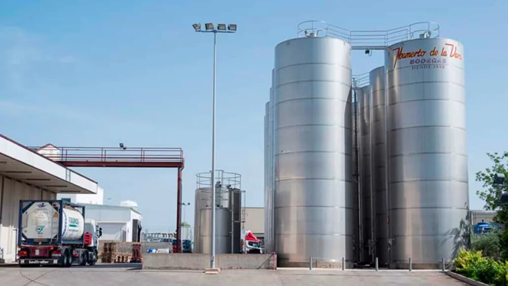 Construcción de nave industrial en el Polígono Industrial Castilla Cheste de 6.000m2 para Mamerto de la Vara S.L para la fermentación de la uva y embotellado del vino.