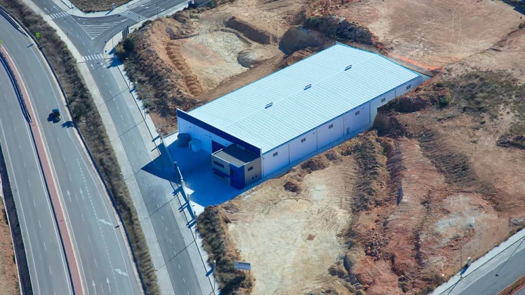 Construcción de nave industrial de 2.600 metros cuadrados para uso logístico en el Polígono Industrial Castilla de Cheste para AGLOMED (Valencia)