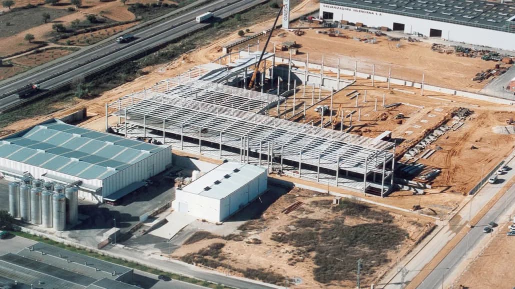 Construcción de nave industrial en el Polígono Industrial Castilla Cheste de 30.000m2 para Embutidos Martinez S.A para la elaboración y envasado de productos cárnicos.