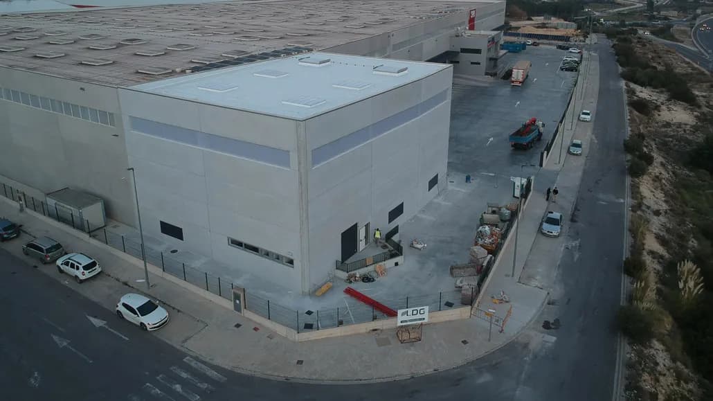 Construcción de nave industrial en el Polígono Industrial Castilla Cheste(Valencia) de 600m2 para Servicio y Calidad S.A