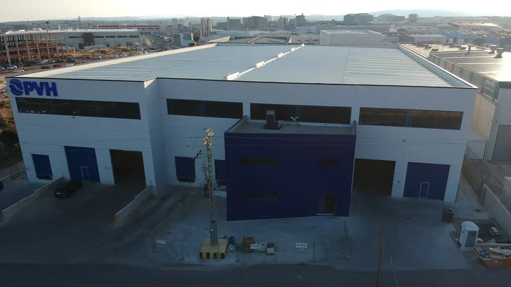 Construcción de nave industrial en el Polígono Industrial Castilla Cheste de 6.300m2 para PV Hardware S.L para la fabricación de instalaciones fotovoltaicas.