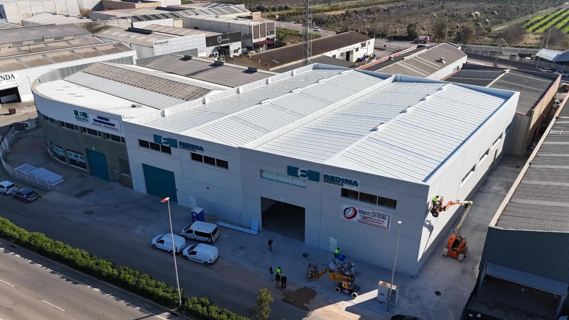 Construcción de nave industrial en el Polígono Industrial de La Población de Farnals de 4.200m2 para Redima Group S.L para el almacén de distribución.